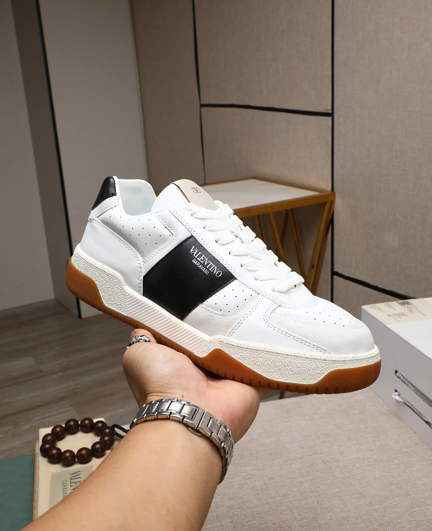 Men's shoes 💰740 [Valentino] Couple model, size: ▪️Size: Women's model 35-40 Men's model 39-44 (45 customized) Valentino Valentino Couple model Joie de Jouer series Velcro Thick sole Bread shoes Couple model Casual sneakers White shoes Original purchase and development Production Joie de Jouer series The style is simple but not out of style. The pure white base is paired with fresh green and soft beige, and the unique Velcro design highlights your personality. Every detail tells fashion and quality. Wear it, take a confident step, and start the trend journey. Delivered in exquisite packaging🛍📦 ▪️Material: Original custom imported first-layer cowhide ▪️Inner lining: Original custom made soft sheepskin lining ▪️Outsole: Original open-molded non-slip TPU material ▪️Sole thickness: 3.5CM